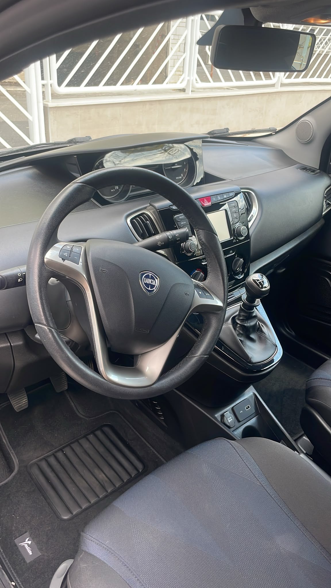 Lancia Ypsilon 1,0 Hybrid 70 cv s&s GOLD